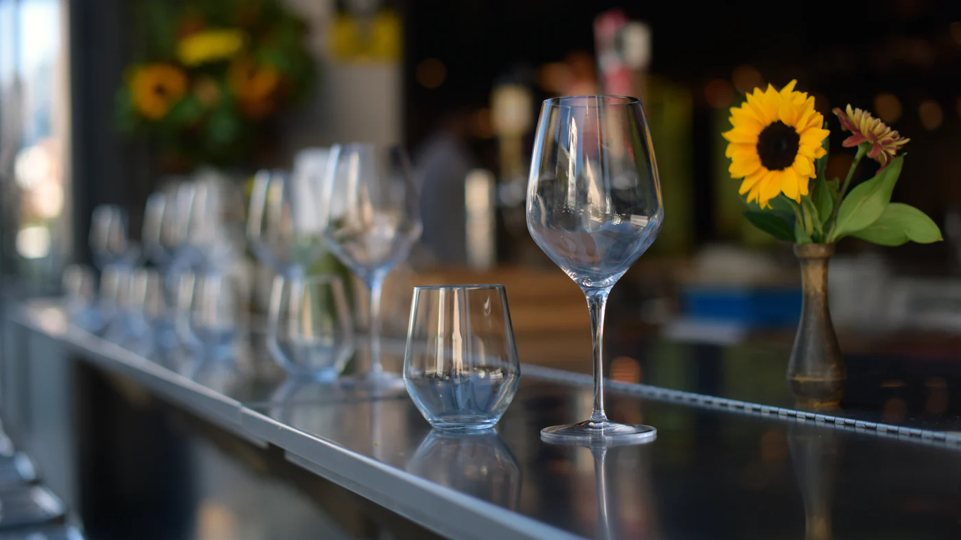 HOW TO SPOT HIGH-QUALITY GLASS