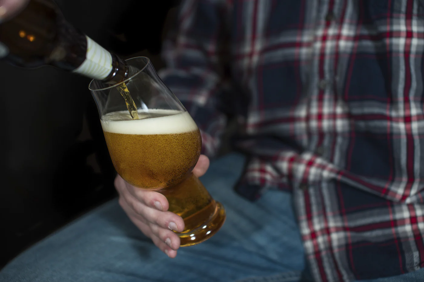TO TILT OR NOT TO TILT: HOW TO PROPERLY POUR A BEER (AND WHY)